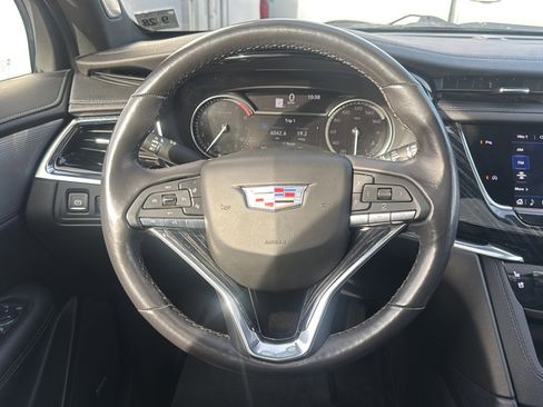 Used 2023 Cadillac XT6 Premium Luxury image 2