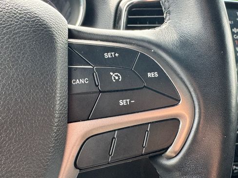 Used 2019 Jeep Grand Cherokee Altitude AWD/4WD image 13