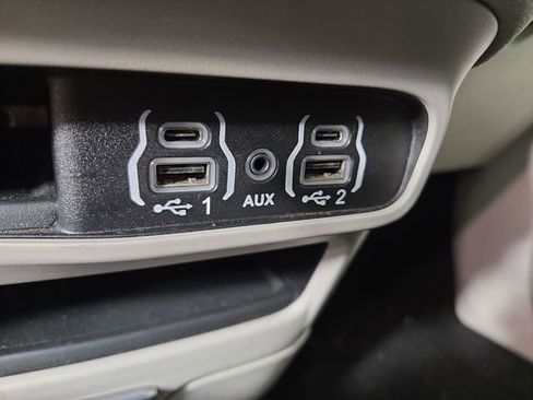 Used 2024 Chrysler Pacifica Limited FWD image 26