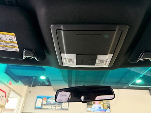 Used 2017 Ford Explorer XLT image 21