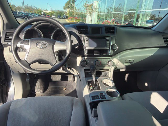 Used 2013 Toyota Highlander FWD w/ Cold Weather Pkg image 20