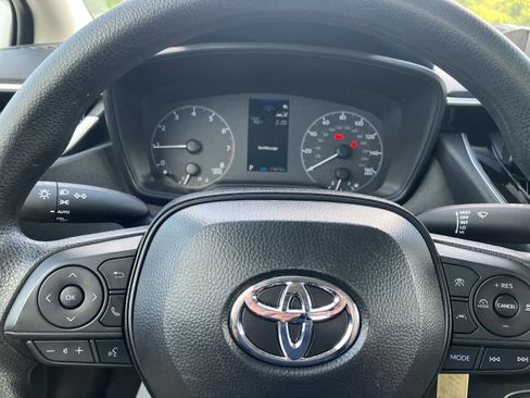Used 2025 Toyota Corolla LE FWD image 14
