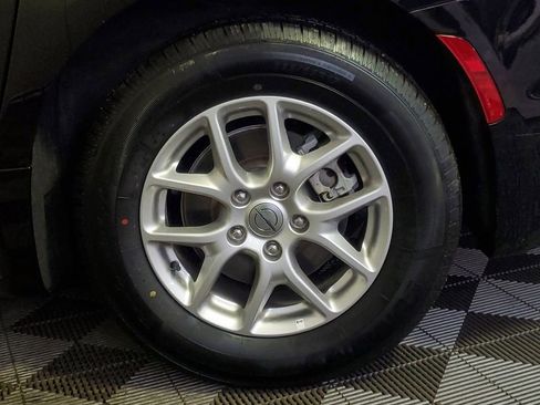 Used 2024 Chrysler Pacifica Touring-L image 8