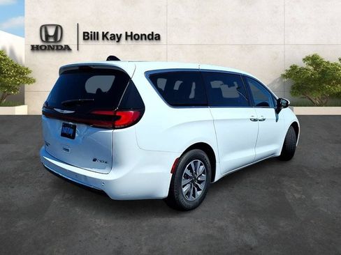 Used 2023 Chrysler Pacifica Touring-L FWD image 3
