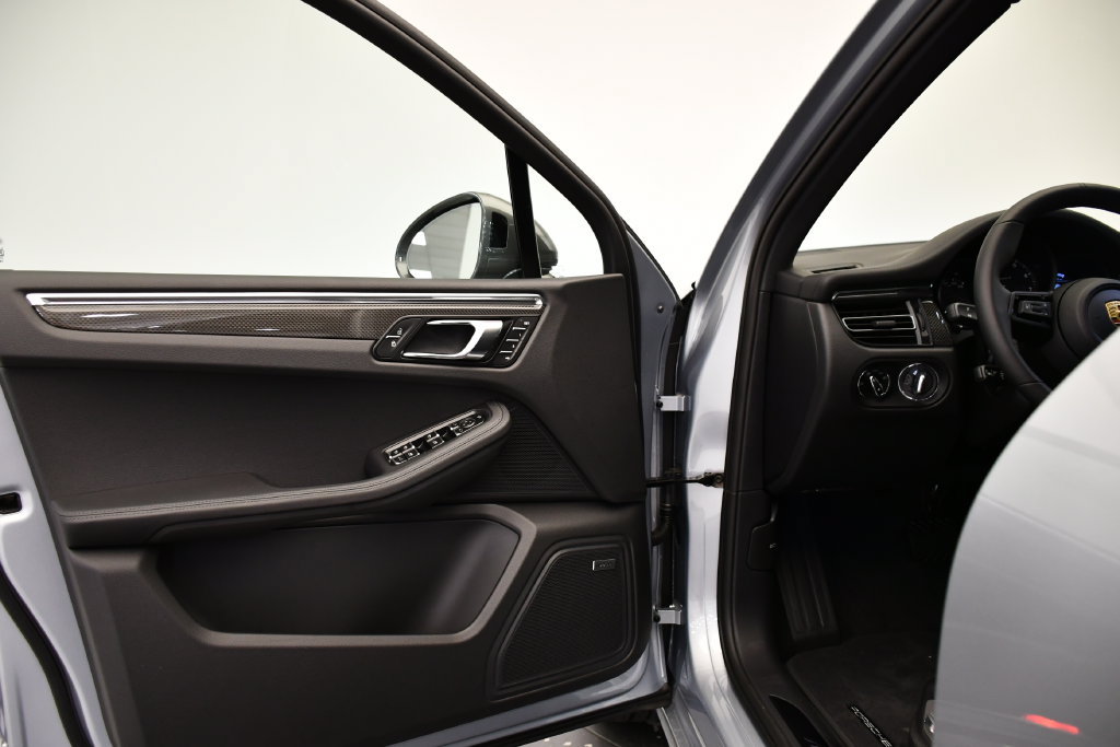 Certified 2026 Porsche Macan Turbo AWD/4WD image 34
