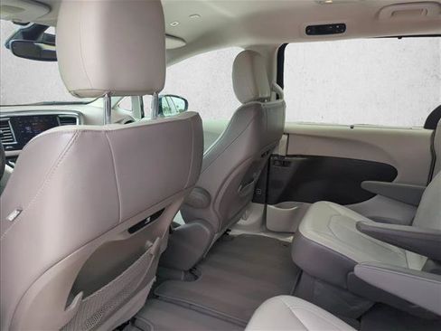Used 2018 Chrysler Pacifica Touring-L w/ Advanced Safetytec Group FWD image 15