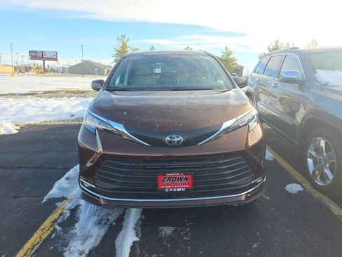Certified 2021 Toyota Sienna XLE image 2