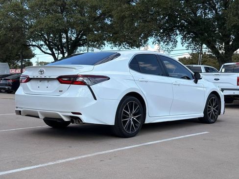 Used 2021 Toyota Camry SE FWD image 3