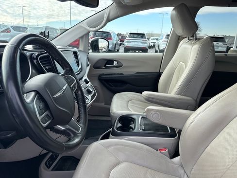 Used 2021 Chrysler Pacifica Touring-L image 13