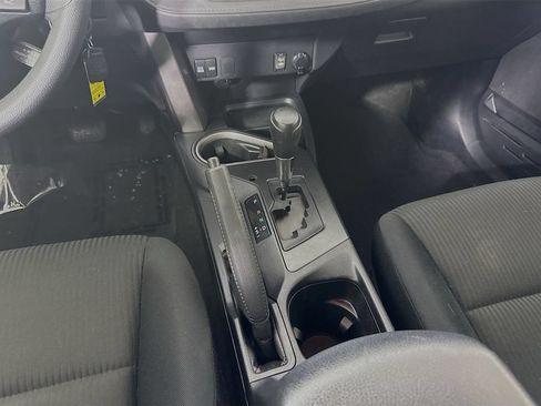 Used 2017 Toyota RAV4 LE w/ Carpet Mat Package AWD/4WD image 24