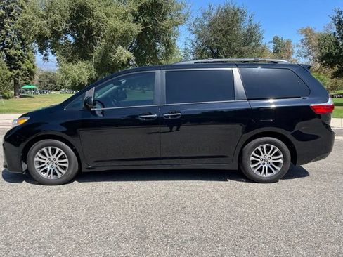 Used 2019 Toyota Sienna XLE Premium w/ Carpet Mat Package FWD image 10