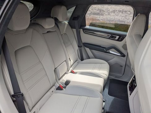 Certified 2023 Porsche Cayenne Turbo AWD/4WD image 25