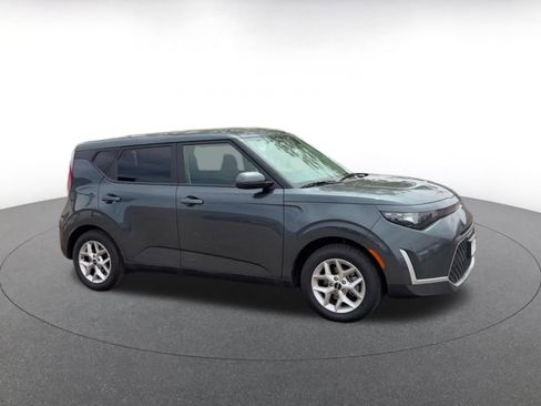 Used 2025 Kia Soul LX w/ LX Technology Package FWD image 2