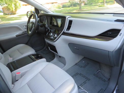Used 2017 Toyota Sienna image 15