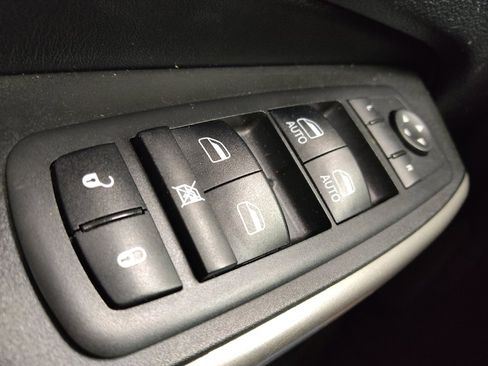 Used 2019 Jeep Cherokee Limited w/ Luxury Group FWD image 27