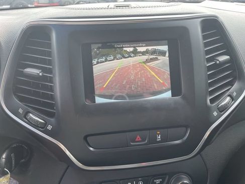 Used 2021 Jeep Cherokee Latitude FWD image 18