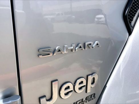Used 2022 Jeep Wrangler Unlimited Sahara AWD/4WD image 10