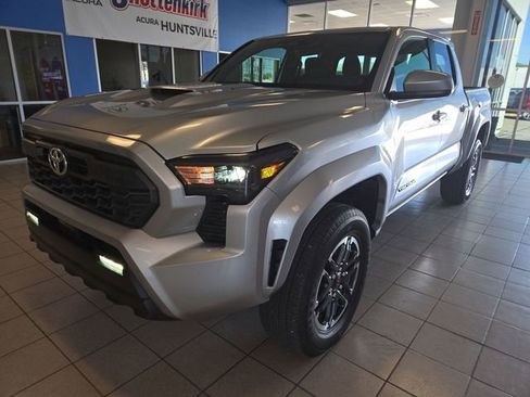 Used 2025 Toyota Tacoma TRD Sport AWD/4WD image 4