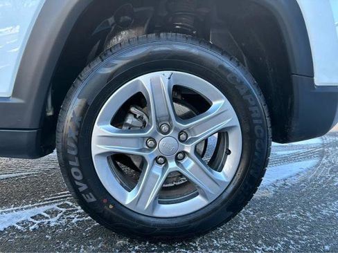 Used 2024 Jeep Compass Latitude image 4