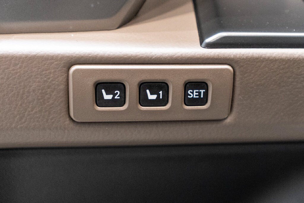 Used 2023 Lexus GX 460 Premium w/ Accessory Package AWD/4WD image 21