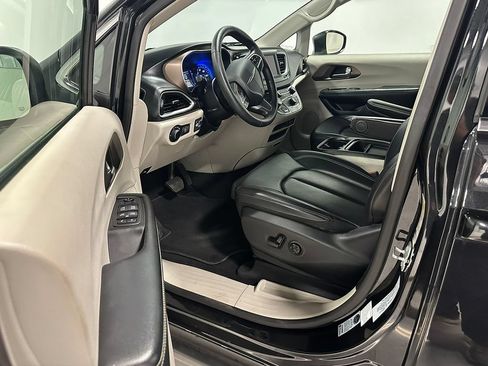 Used 2020 Chrysler Voyager Lxi FWD image 17