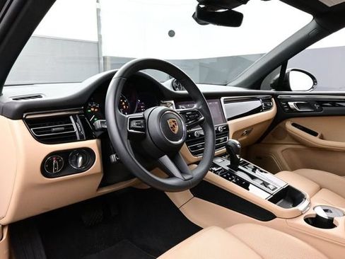 Certified 2025 Porsche Macan AWD/4WD image 4