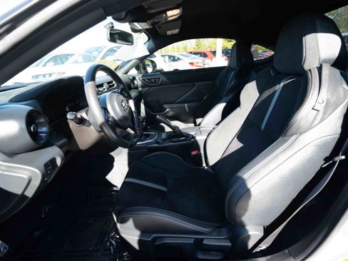 Used 2025 Toyota GR86 Premium image 9
