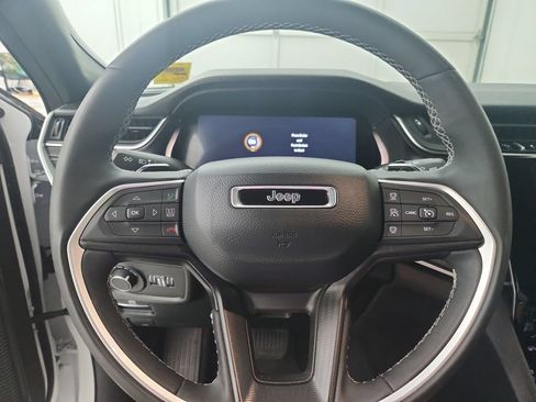 Used 2025 Jeep Grand Cherokee Altitude AWD/4WD image 25