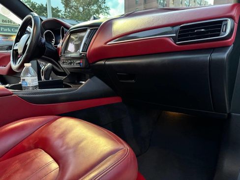 Used 2018 Maserati Levante image 32