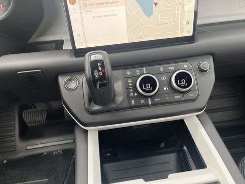 Used 2025 Land Rover Defender 110 S image 17