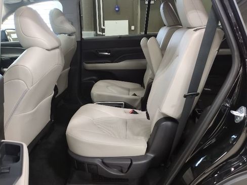 Used 2025 Toyota Grand Highlander AWD Hybrid image 17