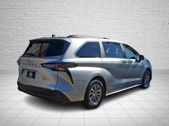 Certified 2025 Toyota Sienna XLE FWD image 6