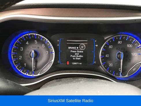 Used 2017 Chrysler Pacifica Touring-L FWD image 5