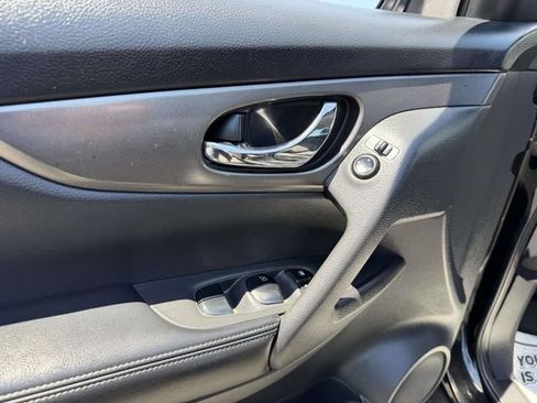 Used 2016 Nissan Rogue SV AWD/4WD image 17
