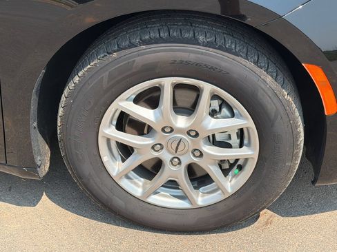 Used 2024 Chrysler Pacifica Touring-L FWD image 12