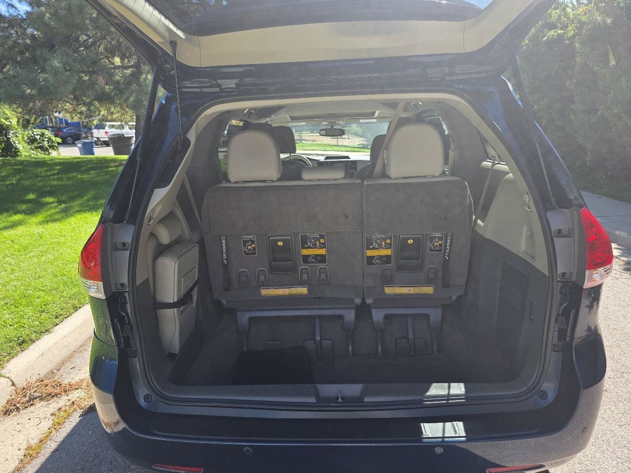 Used 2012 Toyota Sienna XLE FWD image 11