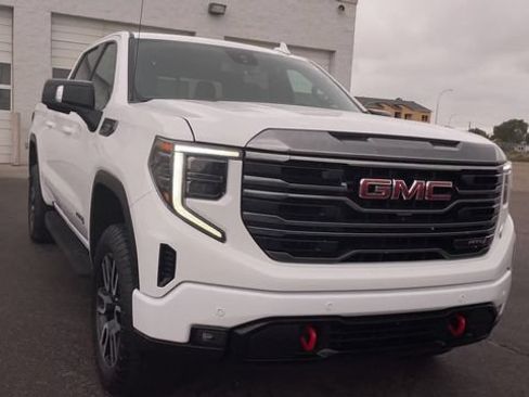 Used 2022 GMC Sierra 1500 AT4 w/ AT4 Premium Package AWD/4WD image 4