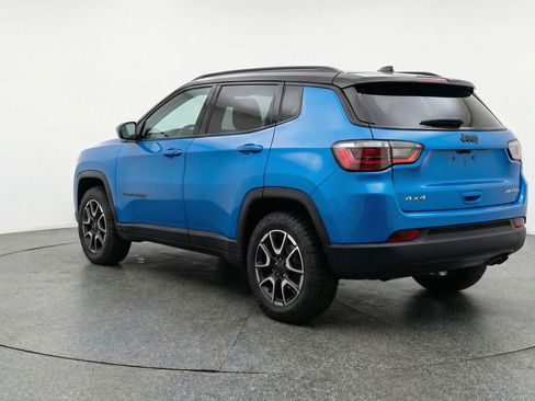 Used 2025 Jeep Compass Trailhawk AWD/4WD image 6