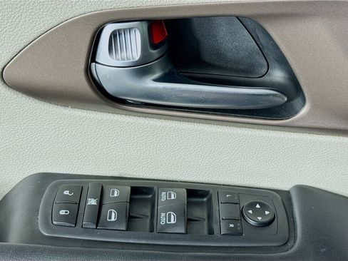 Used 2021 Chrysler Voyager Lxi image 23