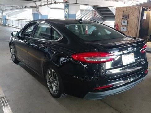 Used 2019 Ford Fusion Titanium FWD image 4