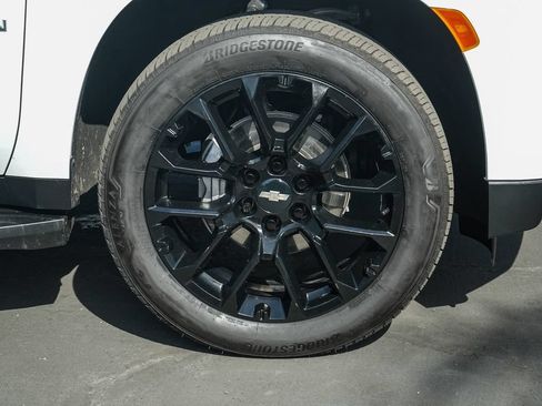 Used 2023 Chevrolet Suburban LT w/ Luxury Package RWD image 11