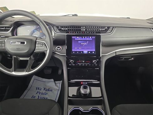 Used 2025 Jeep Grand Cherokee L Laredo image 16