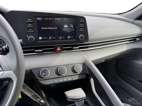 Certified 2025 Hyundai Elantra SE w/ Cargo Package image 12