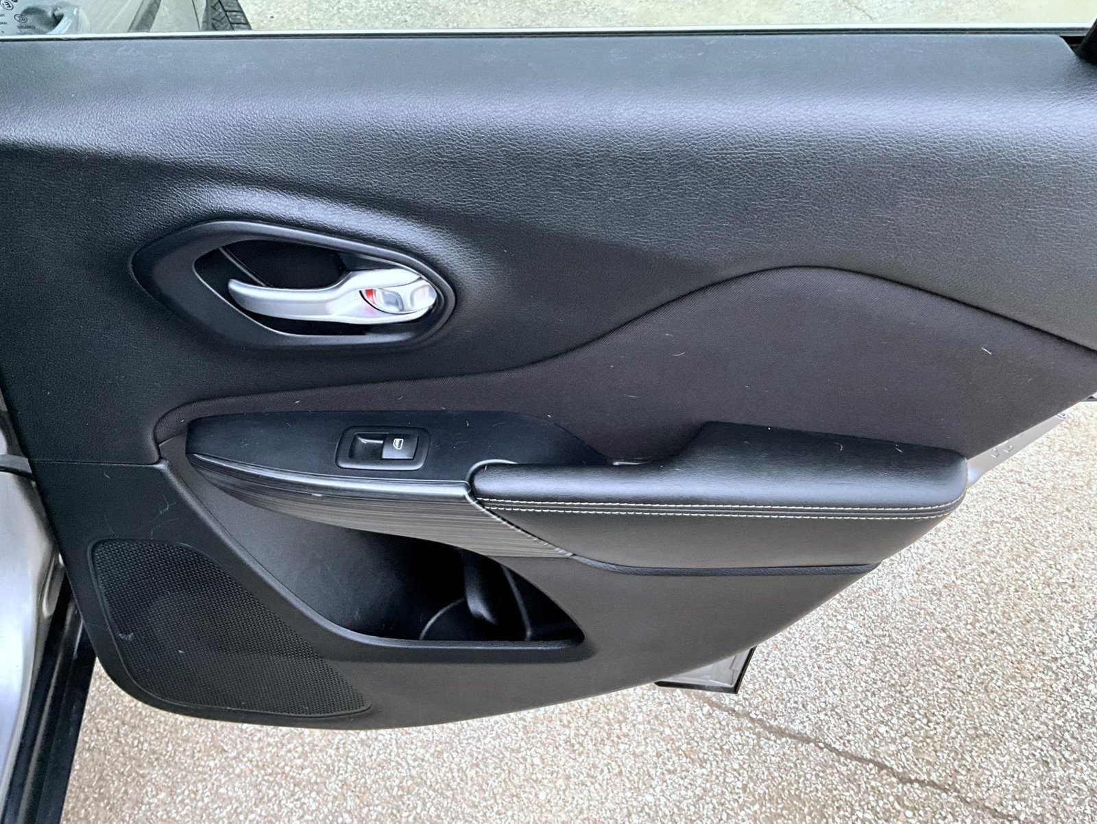 Used 2016 Jeep Cherokee Latitude w/ Cold Weather Group FWD image 19