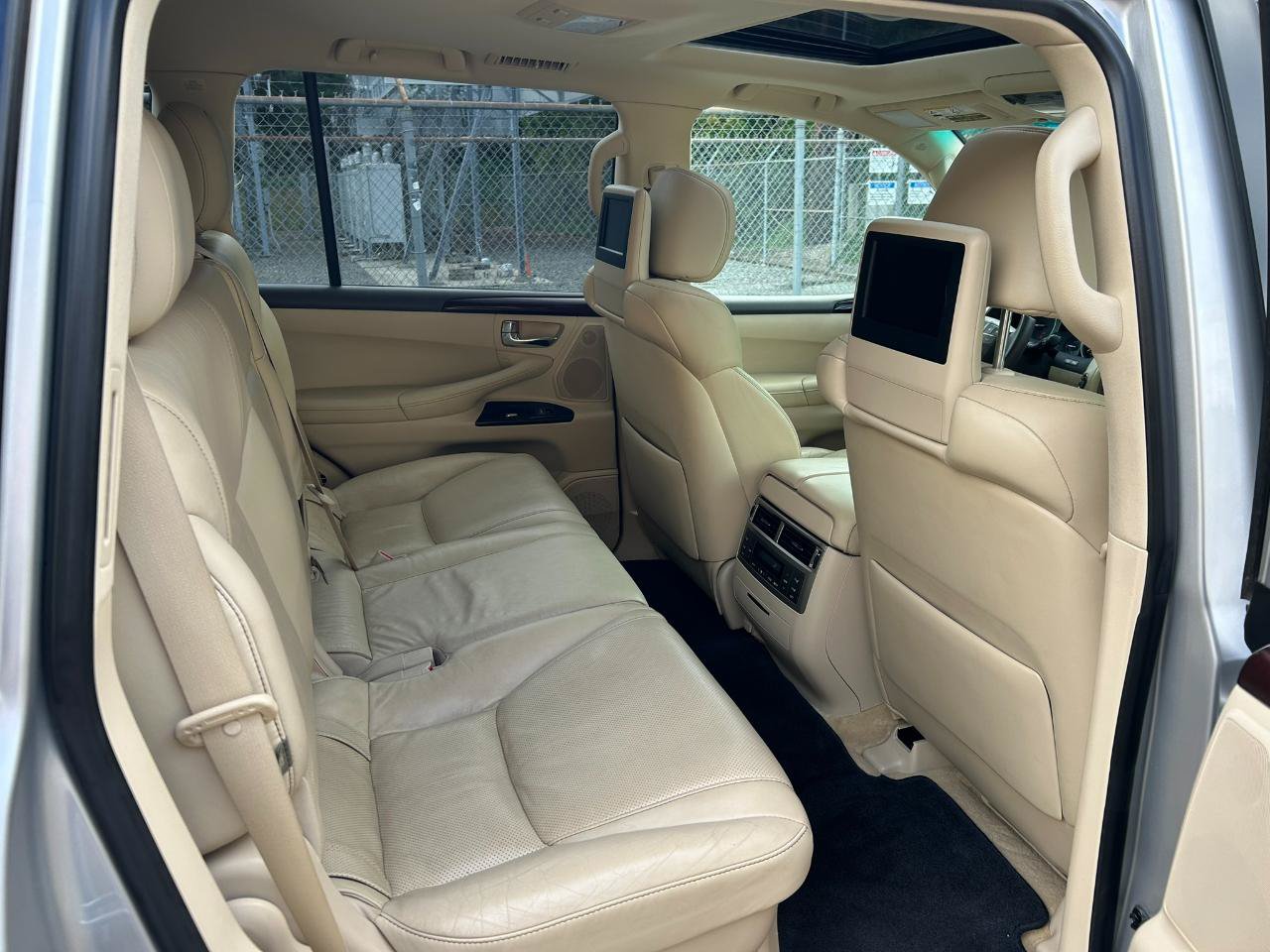 Used 2013 Lexus LX 570 4WD w/ Luxury Pkg image 18