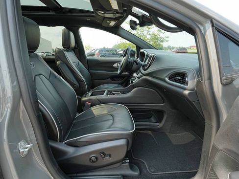 Used 2025 Chrysler Pacifica Limited FWD image 21