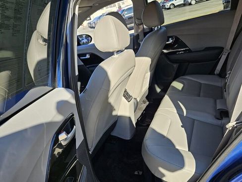 Used 2022 Kia Niro Touring Special Edition image 8