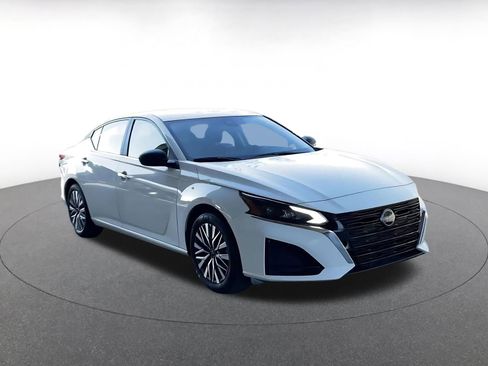 Used 2025 Nissan Altima 2.5 SV image 2