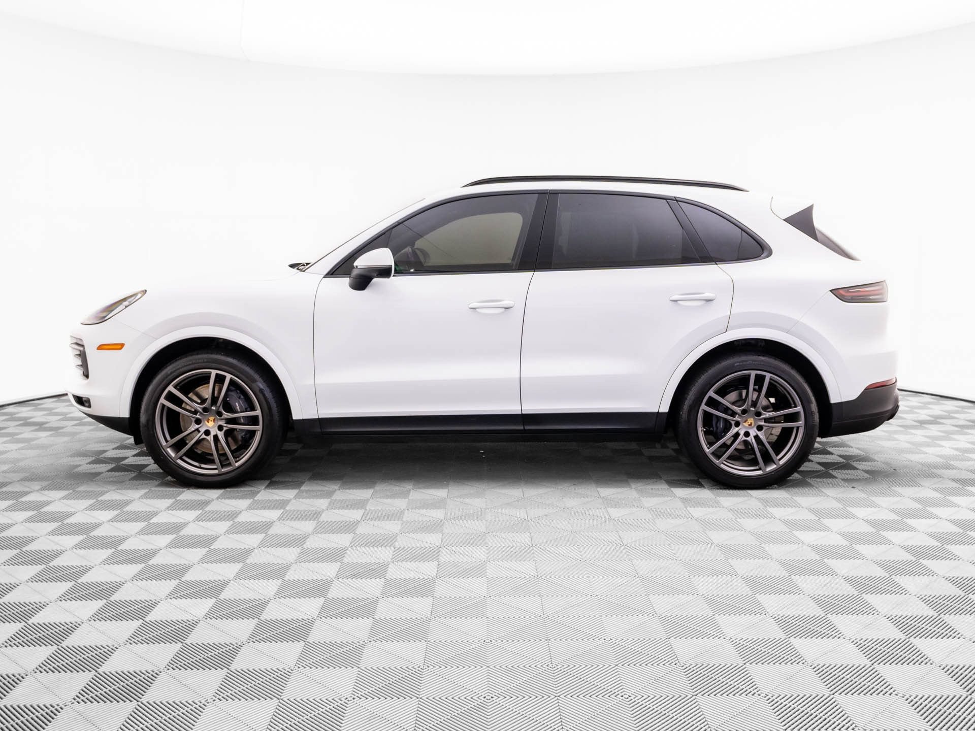 Used 2022 Porsche Cayenne Platinum Edition AWD/4WD image 2