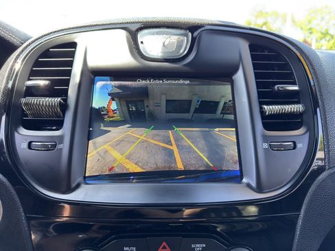 Used 2018 Chrysler 300 S w/ 300S Premium Group RWD image 28